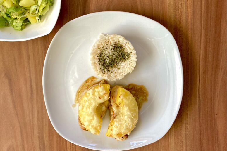 Putenfleisch-mit-Ananas-und-Kaese-ueberbacken-mit-Reis