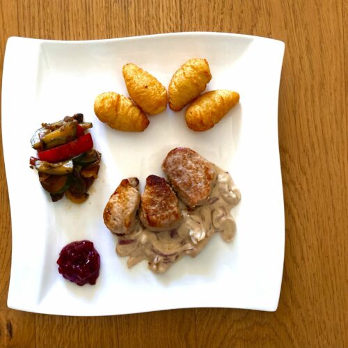 Schweinefilet-mit-Zwiebelsosse-Kroketten-und-Roestgemuese