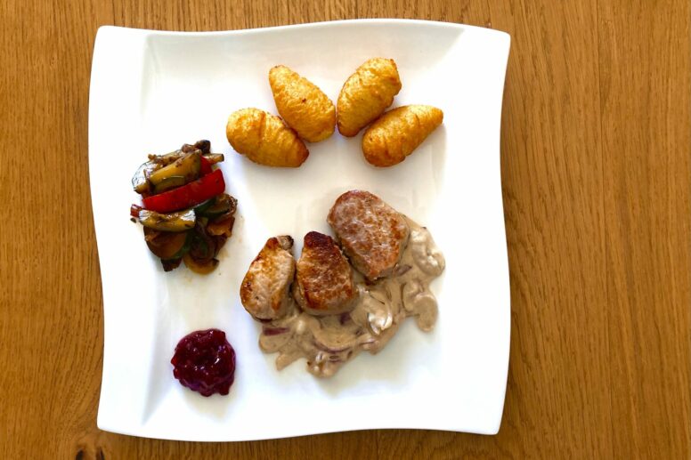 Schweinefilet-mit-Zwiebelsosse-Kroketten-und-Roestgemuese
