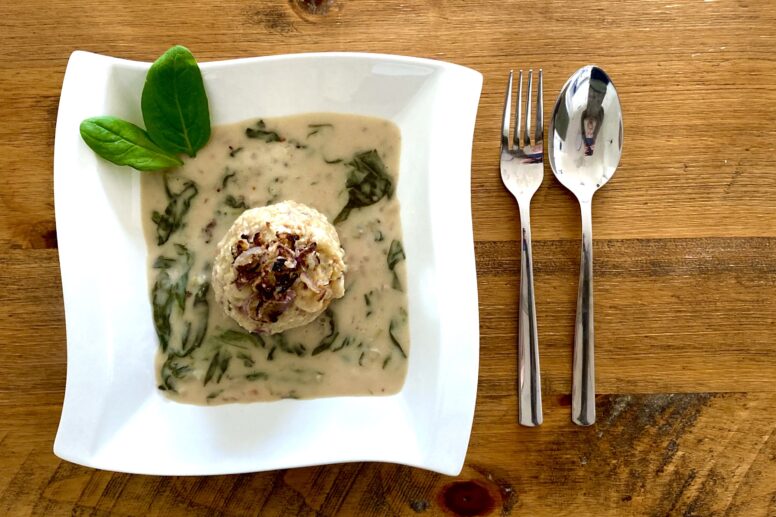 Semmelknoedel-mit-Blattspinatsosse