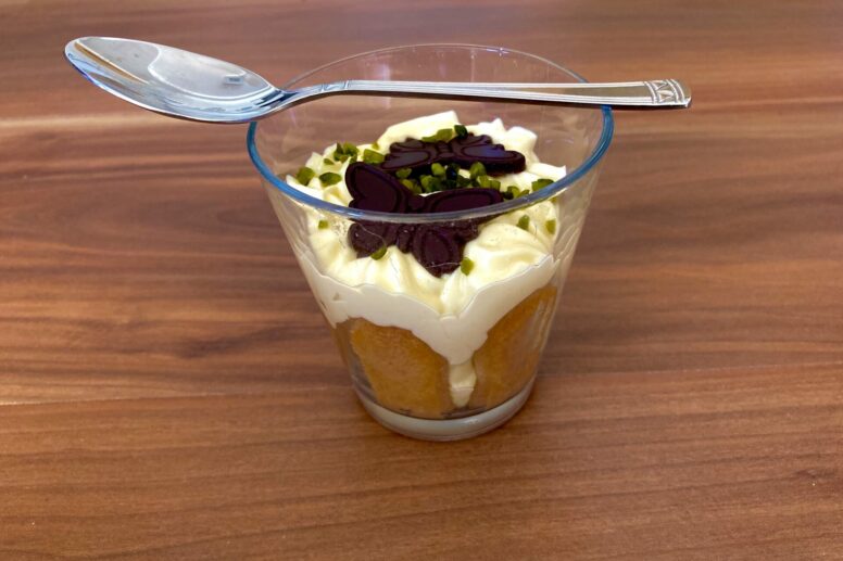 Topfen-Vanillecreme-mit-getraenkten-Biskotten-im-Glas