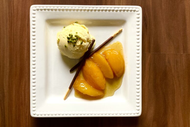 Vanilleeis-mit-heissen-Pfirsichen