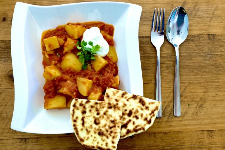 Curry mit Kartoffeln und Tomaten