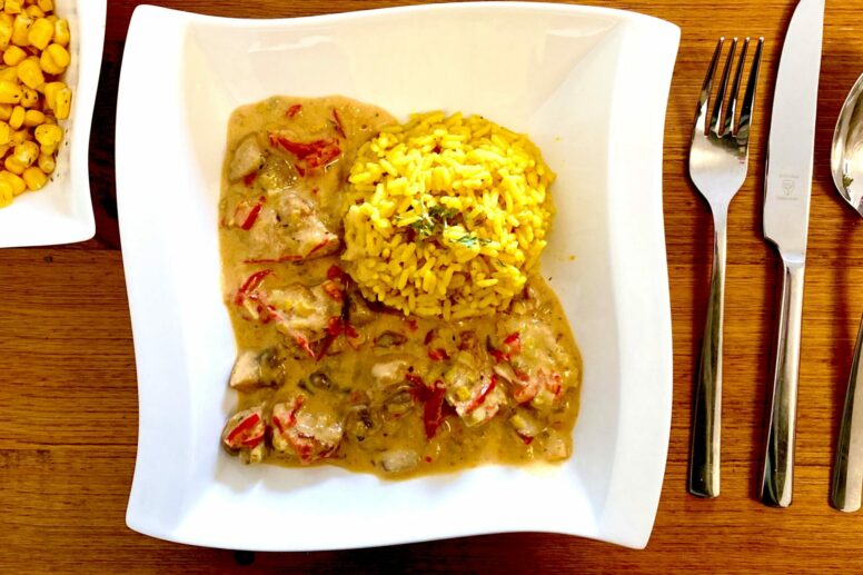 Gemüse-Puten-Pfanne mit Curryreis