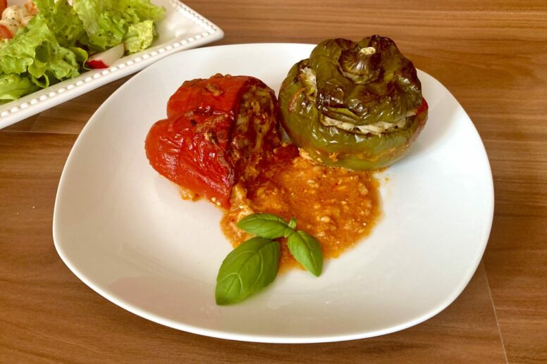 Gefüllte Paprika mit Tomatensoße