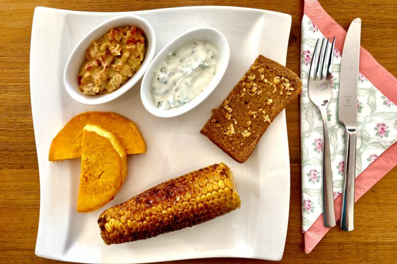 gemüseteller_mit_sossen_knoblauchbrot