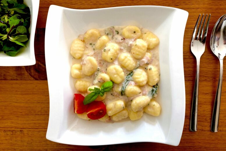 gnocchi_in_schinken_käse_blattspinat_sosse