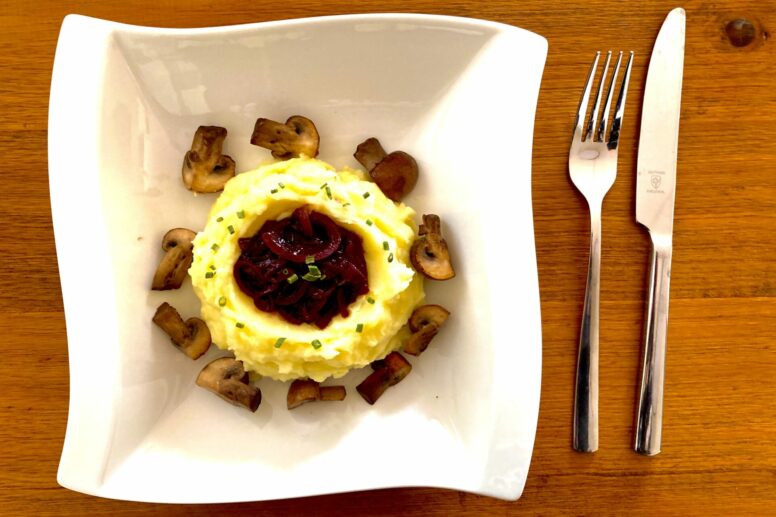 kartoffelpüree_mit_zwiebelsoße_und_champignons
