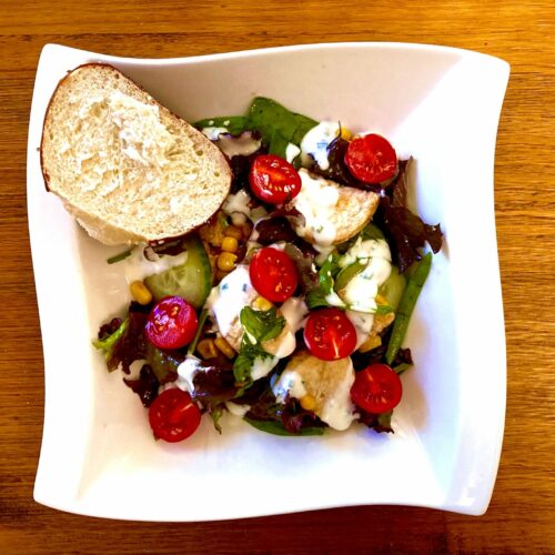 Gemischter Salat mit Mozzarella – gut abgeschmeckt