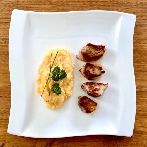 Gebratene Schweinefiletstücke mit Kartoffelpüree &amp; Tomatenpesto – gut ...