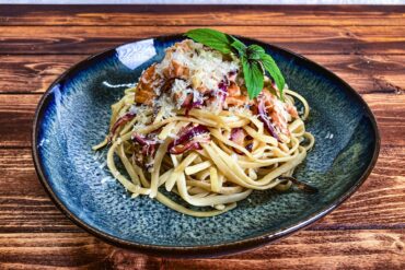 Spaghetti-Kürbis mit Walnuss-Champignon-Bolognese